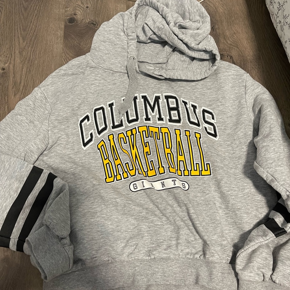 Medium H&M Cropped Grey Sweatshirt